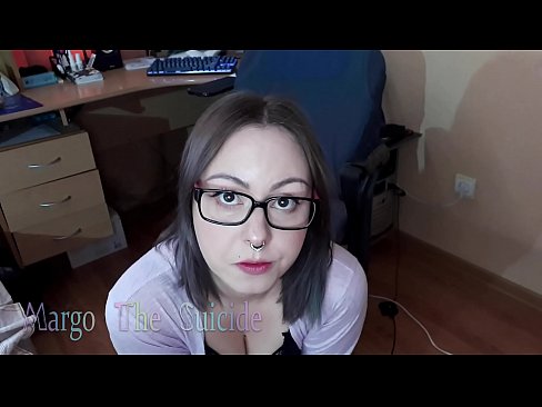 ❤️ Σέξι κορίτσι με γυαλιά πιπιλίζει Dildo βαθιά στην κάμερα ❤ Όμορφο πορνό ❌️